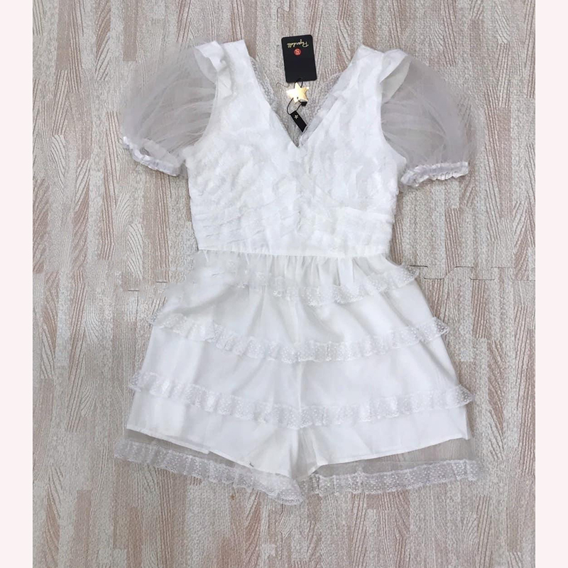 kudapy จั้มสูทสีขาวดีเทลน่ารัก คอวี แขนตุ๊กตาพองๆ เย็บแต่งระบาย งานมาพร้อมซับในตัว