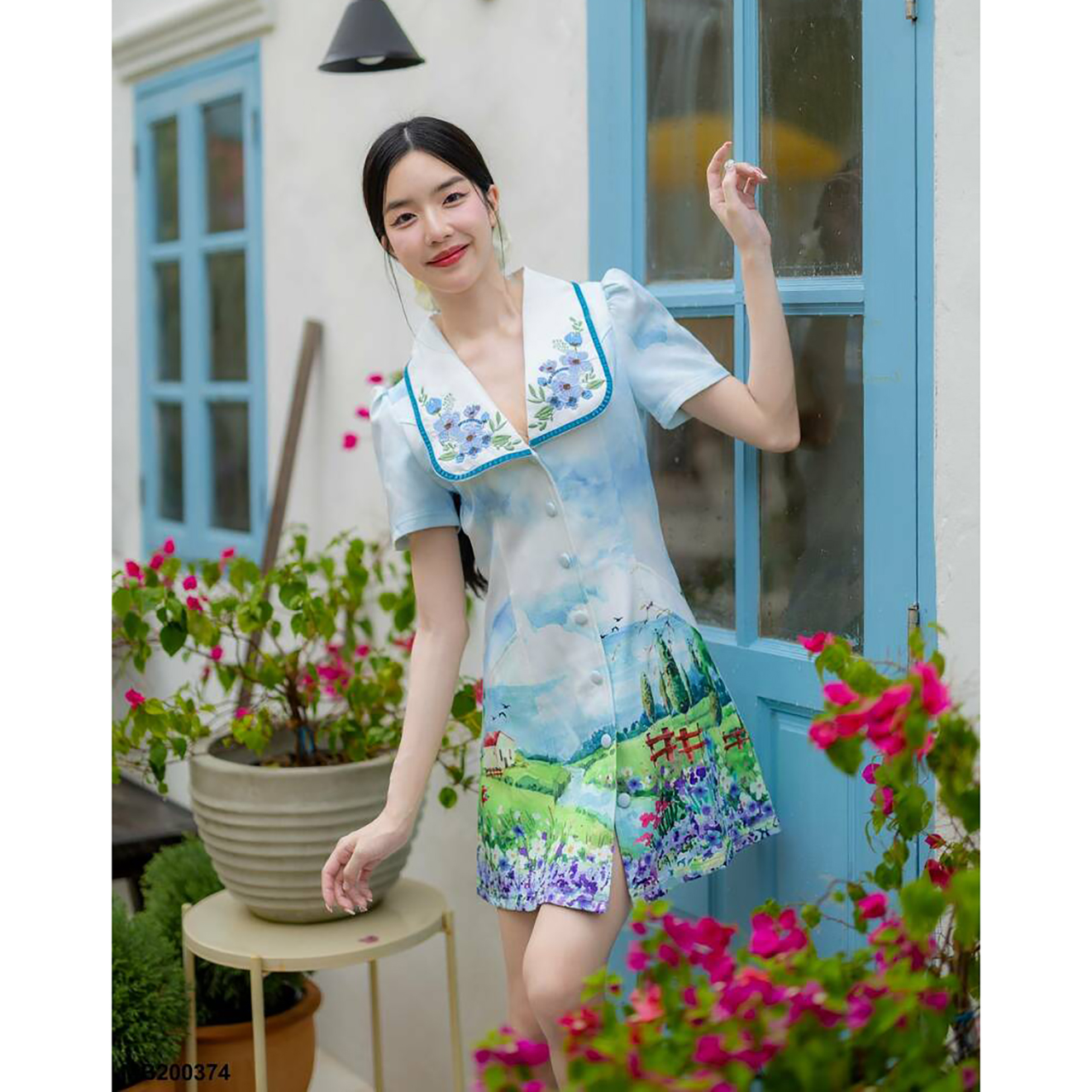 kudapy เดรสสั้นสีฟ้า ทรงสูทคอปกลายปักดอกไม้