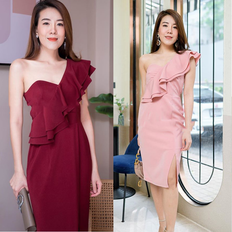 kudapy ชุดไปงานแต่งไหล่เฉียงสีแดง เดรสสั้นไหล่เฉียงแระบายทรงเข้ารูป