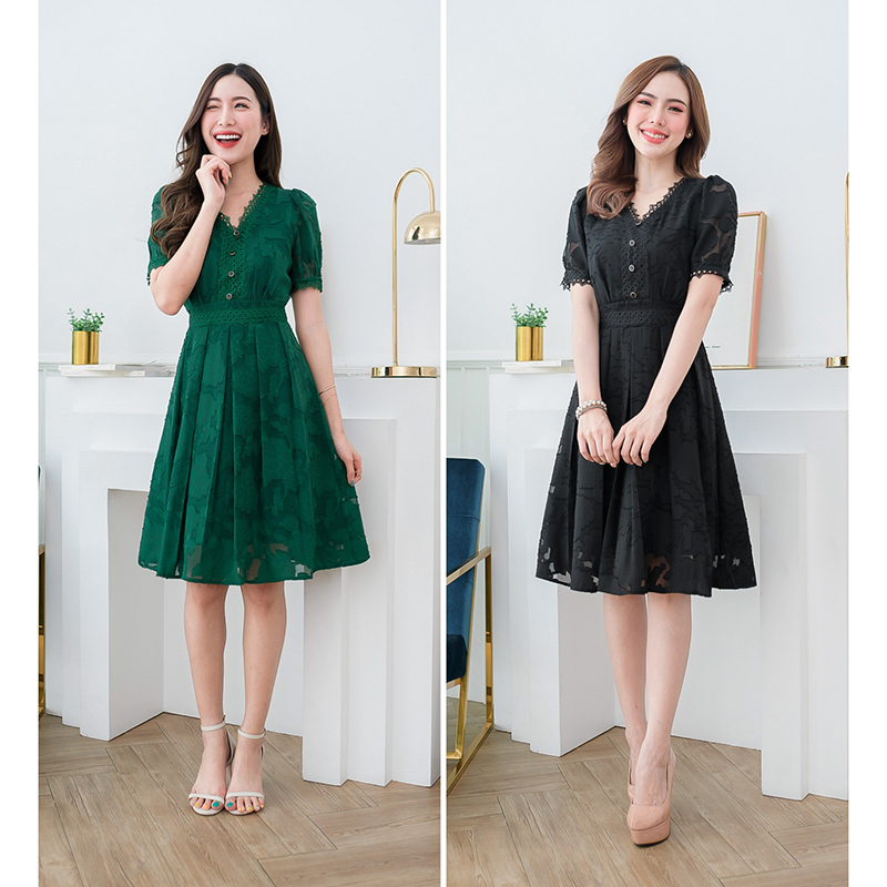 kudapy เดรสสีเขียว/สีดำ ผ้าญี่ปุ่นทอ มีลายในตัว ผ้าสวยเรียบหรูแต่งลูกไม้รอบคอ รอบแขน และรอบเอว