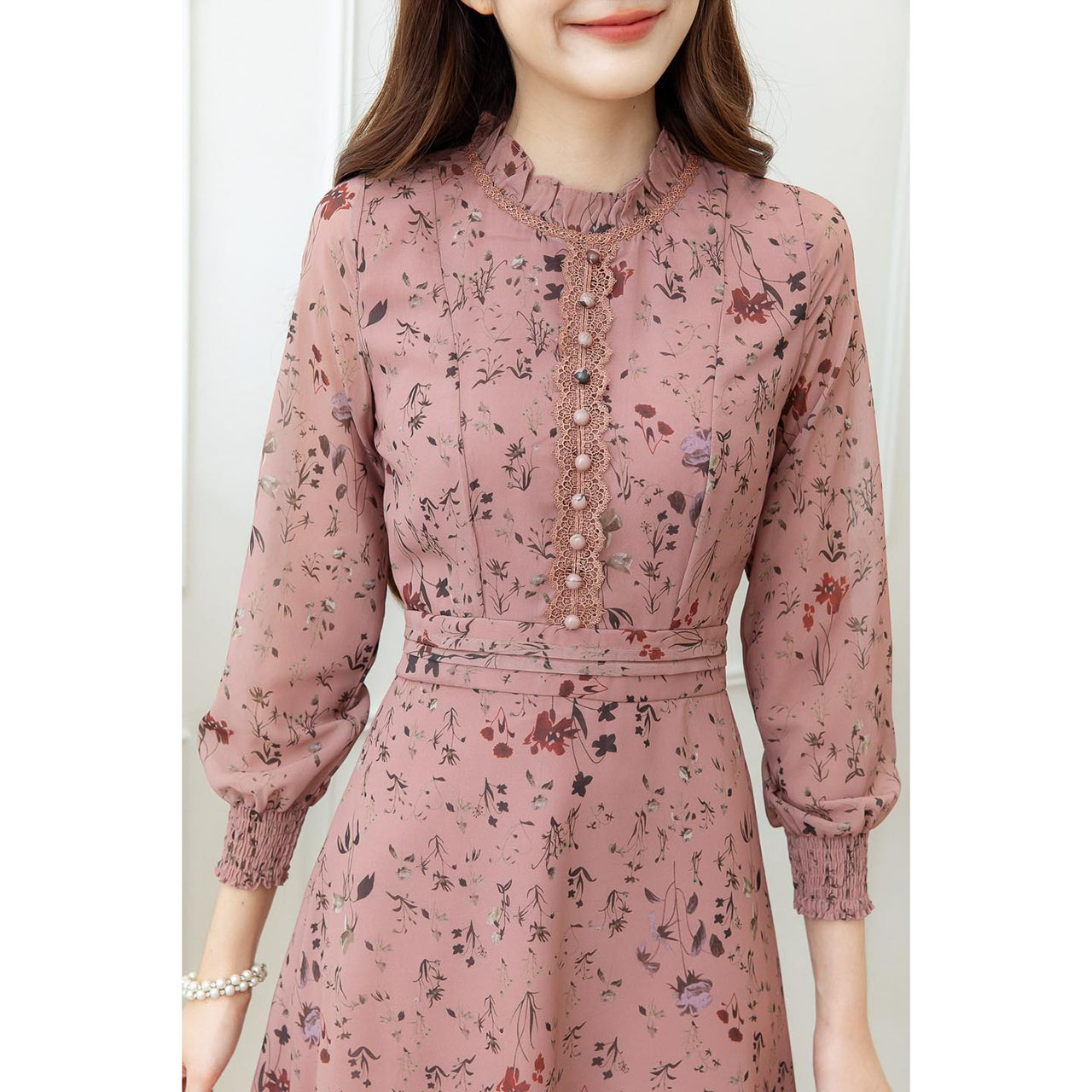 kudapy เดรสสั้นสีเหลือง/สีโทนกะปิ ชีฟอง ดีเทลคอจับจีบเล็ก ช่วงอกแต่งด้วยลูกไม้และกระดุม ตีเกล็ดรอบเอว ทรงสวย