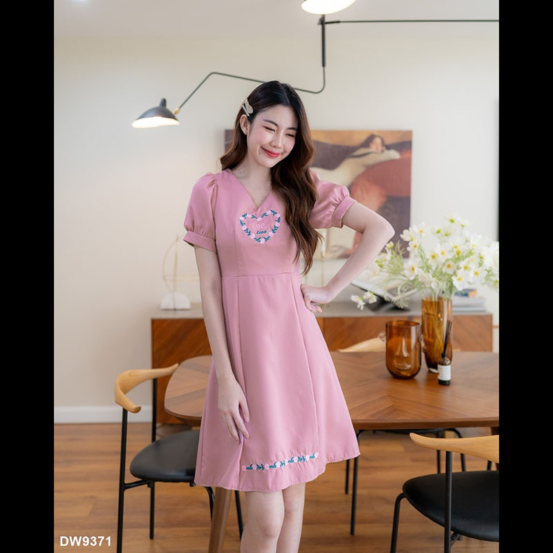 kudapy เดรสสั้นสีชมพู/สีเขียว/สีฟ้า คอวีผ้าพื้นอกหัวใจ