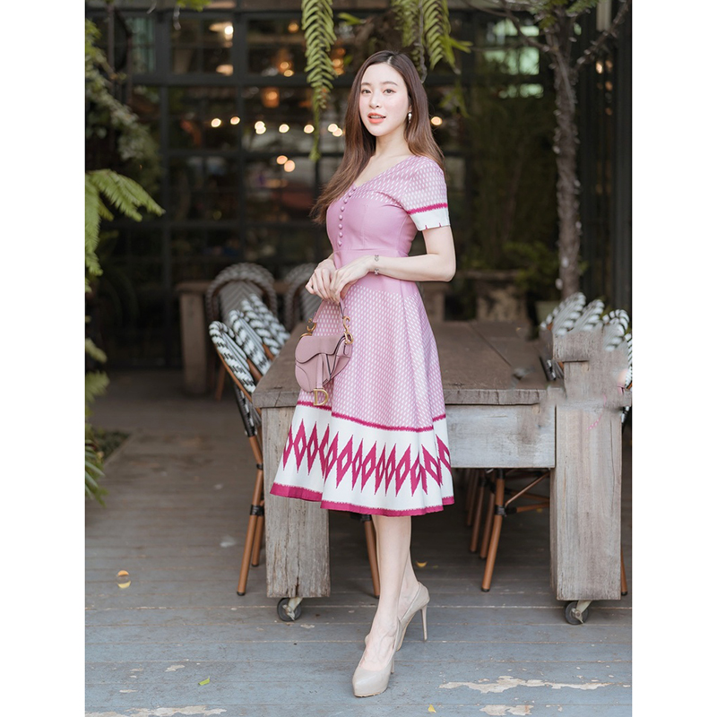 kudapy เดรสสั้นผ้าไทยแขนสั้นคอวีกระดุมหน้าสีแดง/สีชมพู กระโปรงบานผ้าไทย