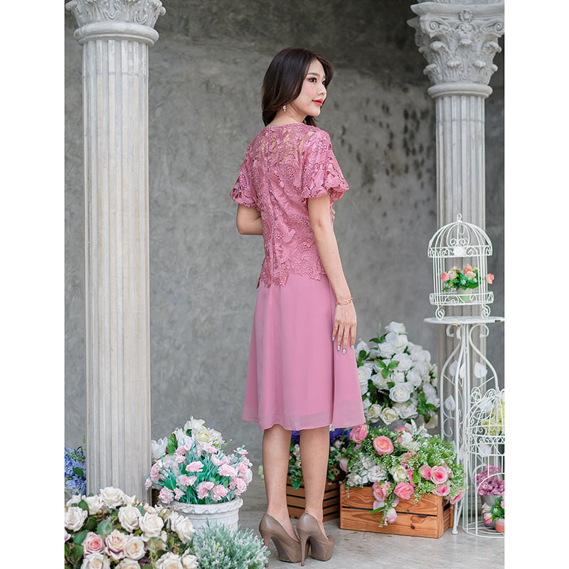 kudapy เดรสสั้นสีน้ำตาลแดง/สีชมพูกลีบบัว ลูกไม้ผ้าสวย ตัวนี้ดีไซน์เก๋คะ เป็นเดรสชีฟองคลุมเสื้อลูกไม้ ทรงแขนสั้นแต่ปลายแขนเย็บจั้มด้านใน