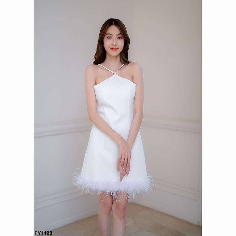 kudapy มินิชุดเดรสสั้นสีชมพู/สีขาว ออกงานเว้าไหล่ แต่งปลายขนนก ผูกเชือกข้างหลัง