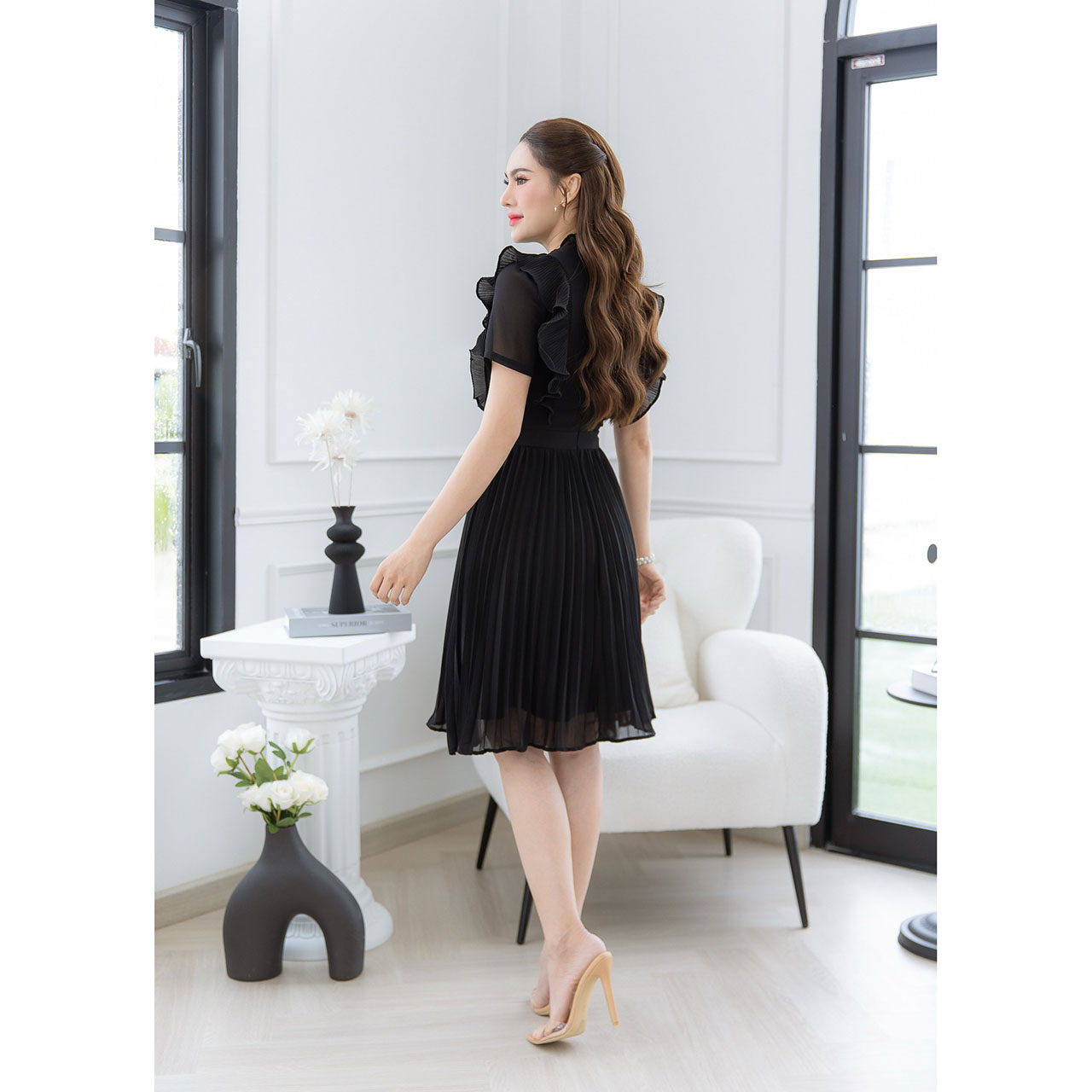 kudapy เดรสชีฟอง โทนสีชุดสวยขับผิว ช่วงแขนเป็นดีเทลแขนปลีกอัดพลีทเล็ก ช่วงคอเป็นพลีทเล็ก ช่วงอกเย็บพลีทเป็นแนวเกล็ดแต่งกระดุม