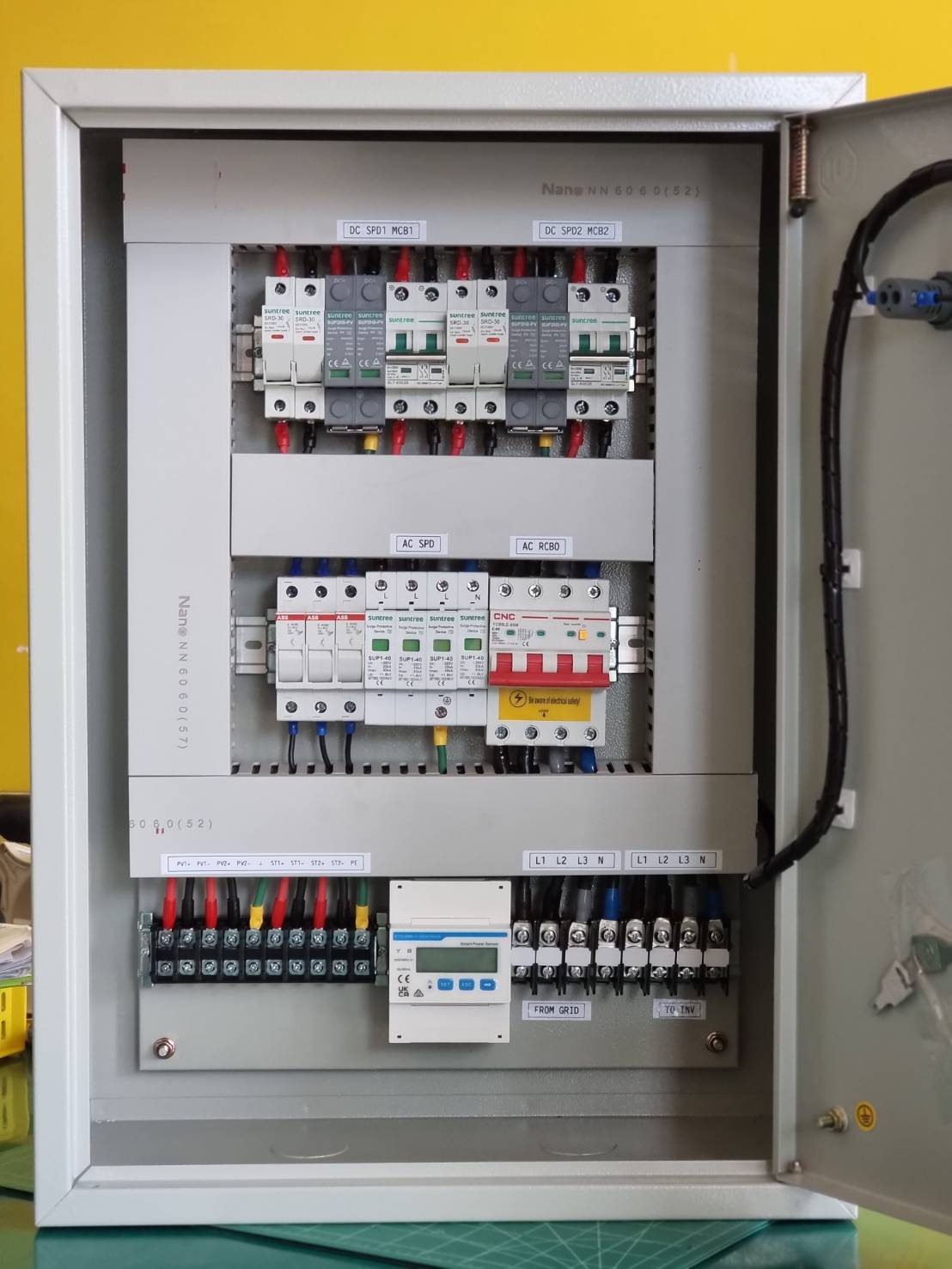 ตู้คอมบายเนอร์สำหรับระบบโซล่าเซลล์เบรกเกอร์กันดูด + กันย้อน Huawei AC-DC combiner box 2string RCBO ขนาด 10-20kw 3phase