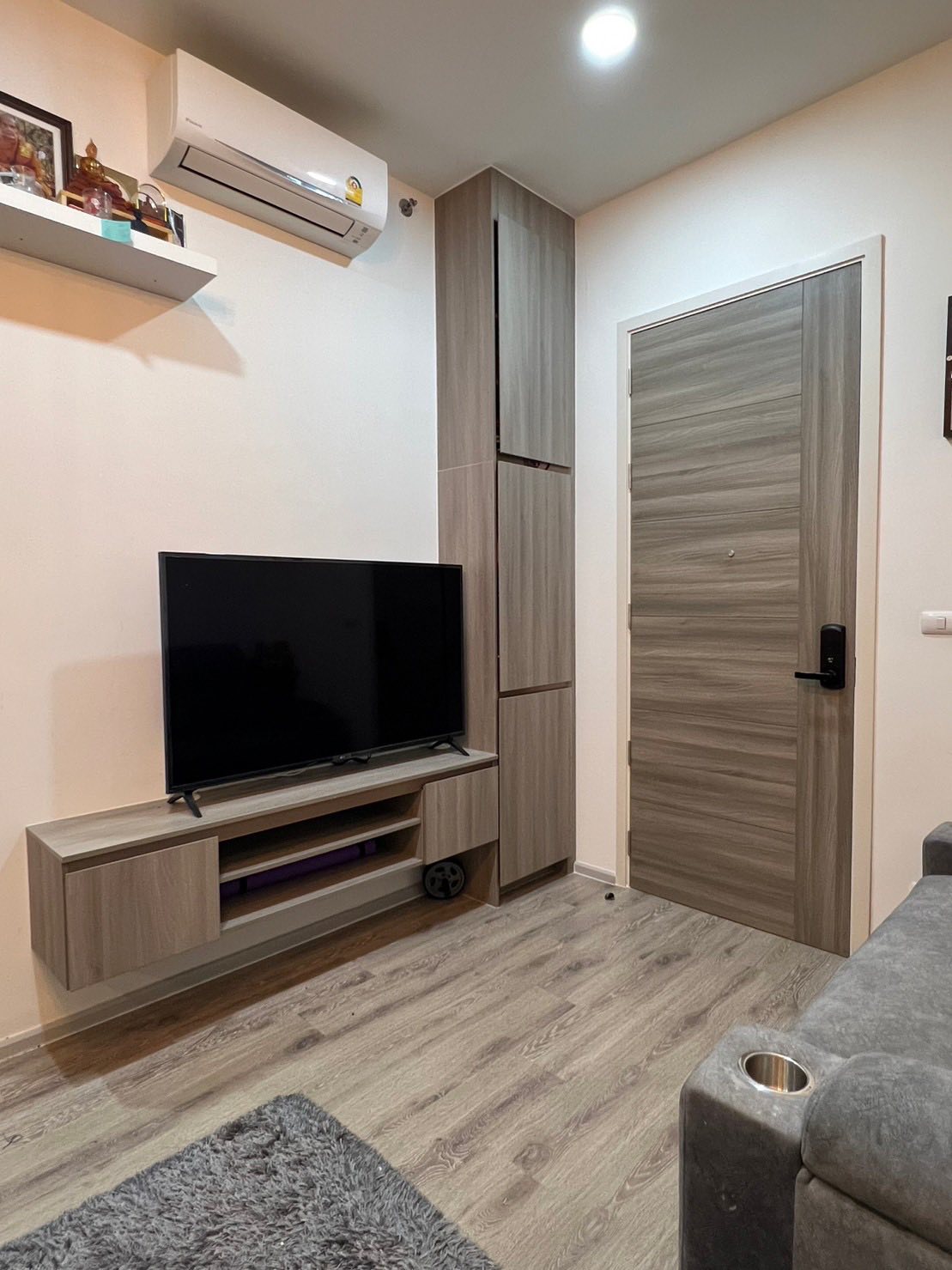 ให้เช่าคอนโด Knightsbridge Collage Ramkhamhaeng (ไนท์บริดจ์ คอลลาจ รามคำแหง) High Rise โซนพื้นที่ รามคำแหง MRT หัวหมาก 📍 ห้องแบบ 1ห้องนอน / 1 เอนกประสงค์ / 1ห้องน้ำ · ขนาดห้อง 32 ตรม. ชั้น 4