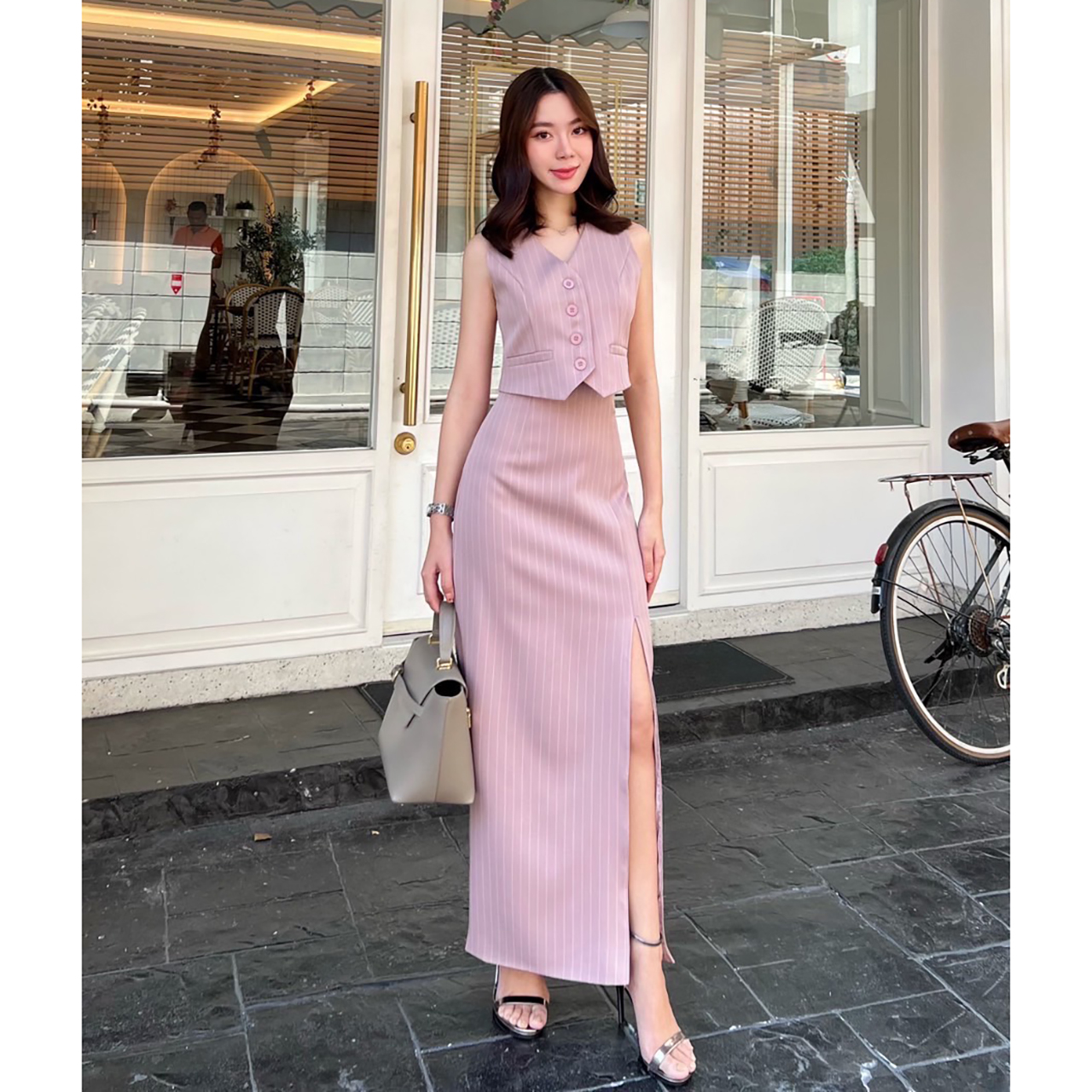 kudapy ชุดเซ็ทสีชมพูกะปิ/สีชมพูนู้ด/สีครีม ลายริ้วเสื้อแขนกุด+กระโปรงยาวผ่าหน้า สวยเกร๋มาก