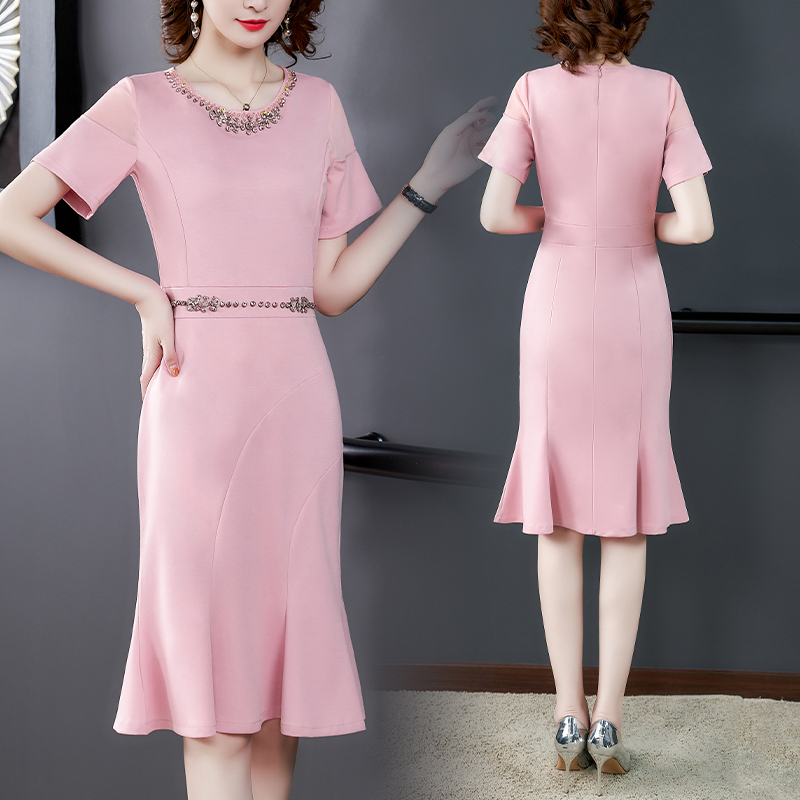 kudapyเดรสสั้นสีชมพู ดีไซน์สวยหรูที่คริสตรัลสี ที่ตกแต่งคอเสื้อและเอว