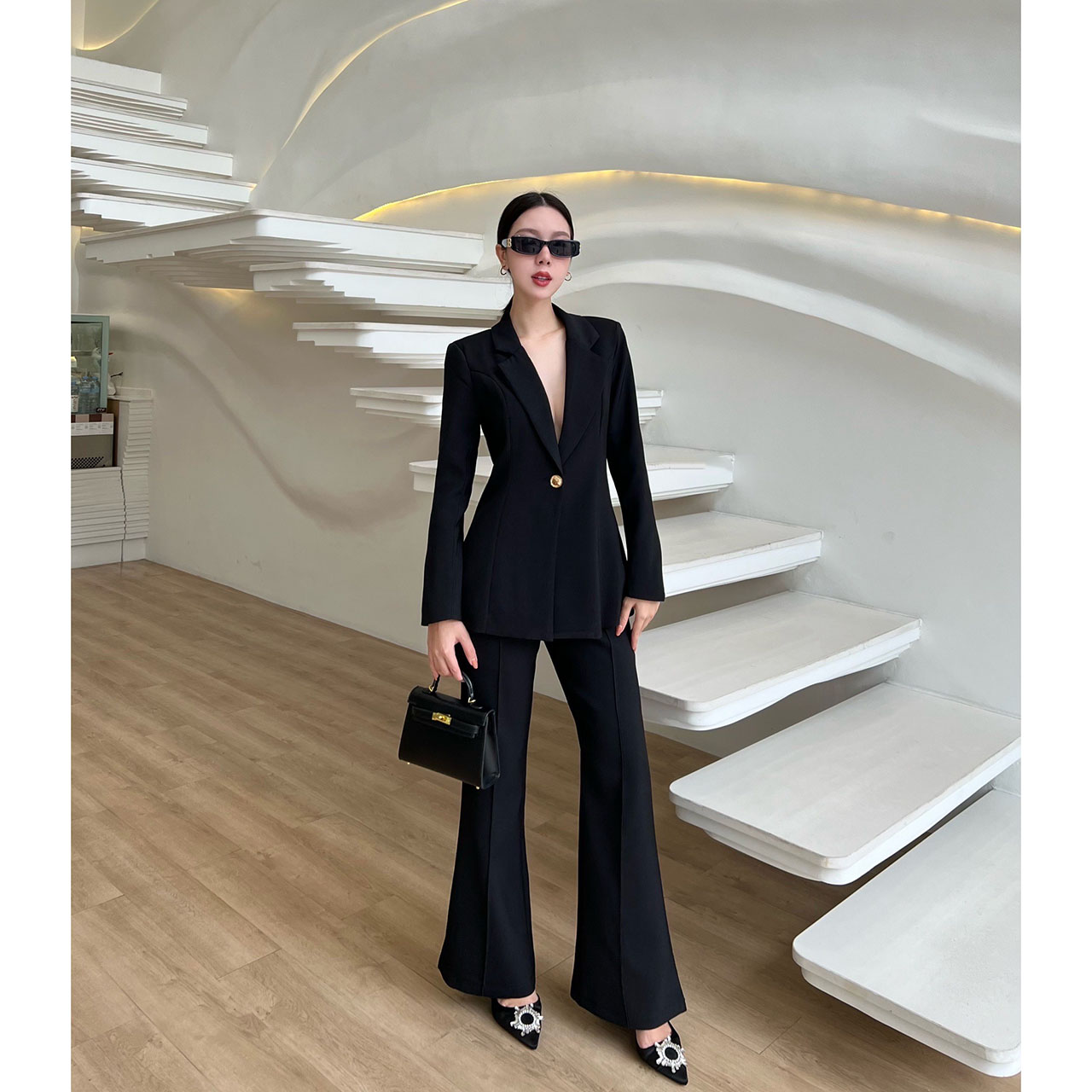 kudapy ชุดสูทมินิมอล วเสื้อสูทแต่งกระดุมทองด้วยหน้า 1 เม็ด เสริมฟองน้ำบางๆ นทรงสวย มีซับในทั้งตัว มาพร้อมกับกางเกงทรง Flare เย็บตีเกล็ดหน้า