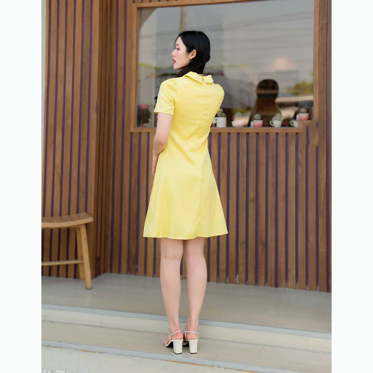 kudapy เดรสสั้นสีครีม สีดำ สีเหลือง คอปกกระดุมดอกไม้