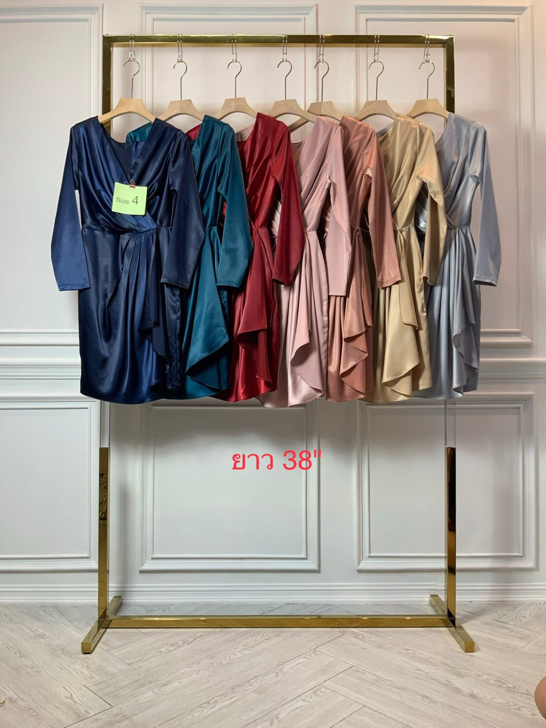 kudapy เดรสสั้นคอวีป้าย สีแดง, เขียว ,เทาเงิน เดรสสั้น แขนยาว ระบาย กปสั้น ผ้าซาติน