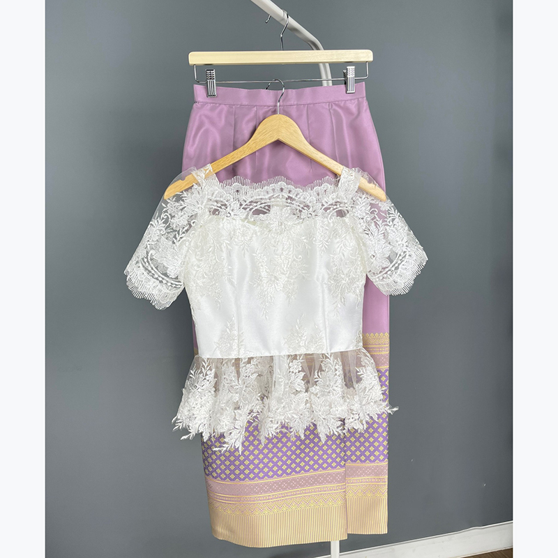 kudapy ชุดคุณแต้วใส่ ชุดไทยประยุกต์ เสื้อลูกไม้สีขาว+ผ้าถุงทอลายสีขาว สีแดง สีม่วง สีชมพู คอปาด แขนสามส่วน ทรงหรูมาก มีซิปซ่อนหลัง แมทช์กับผ้าถุงสำเร็จรูป