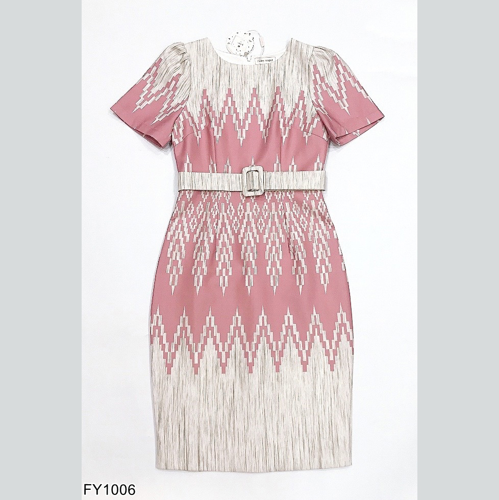 kudapy เดรสสั้นผ้าไทยคอกลมแขนสั้นสีชมพู พิมพ์ลายไทย เก็บเอวเข้ารูปทรงเอใส่ทำงาน