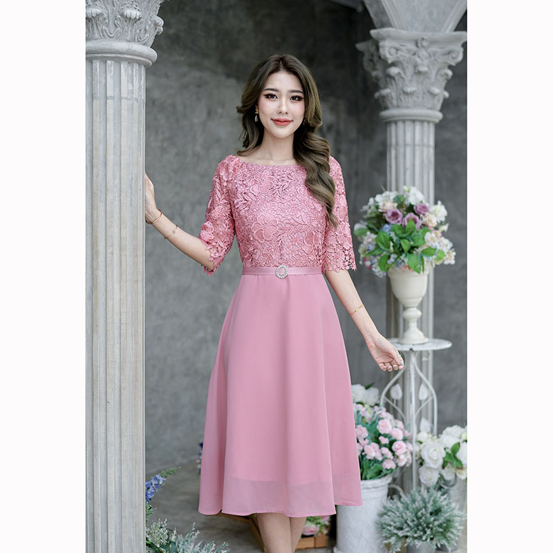 kudapy เดรสสั้นสีชมพู/สีเทา ลูกไม้เงาทรงแขนศอก ด้านบนเป็นผ้าลูกไม้เงาเนื้อดี ช่วงกระโปรงเป็นผ้าชิฟฟ่อนพริ้วๆ ทรงบานเล็กน้อยกำลังสวย