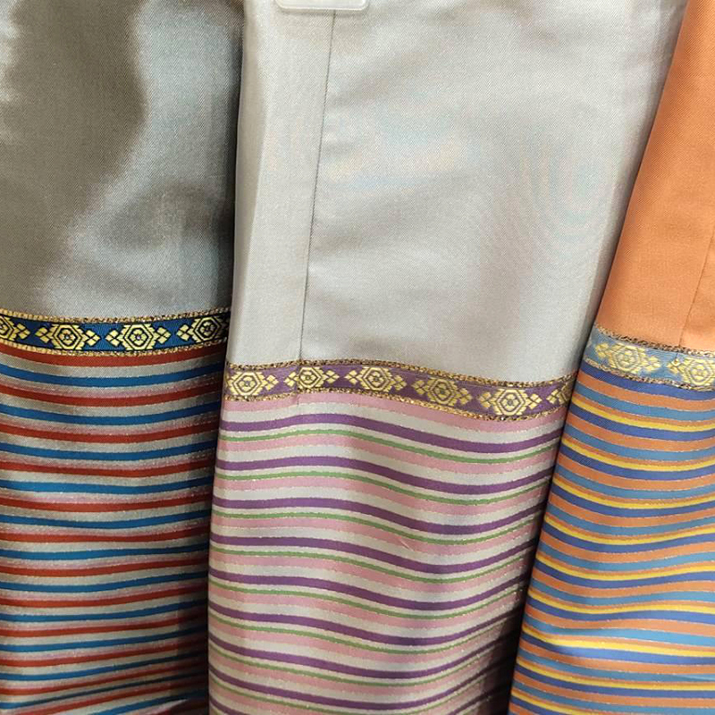 kudapy ผ้าถุงทอลายไทย 8 สี ลายสวยมาก (เอวสามารถปรับตะขอได้) เนื้อผ้าเนื้อดีมากค่ะ เนื้อผ้าไม่หนามาก