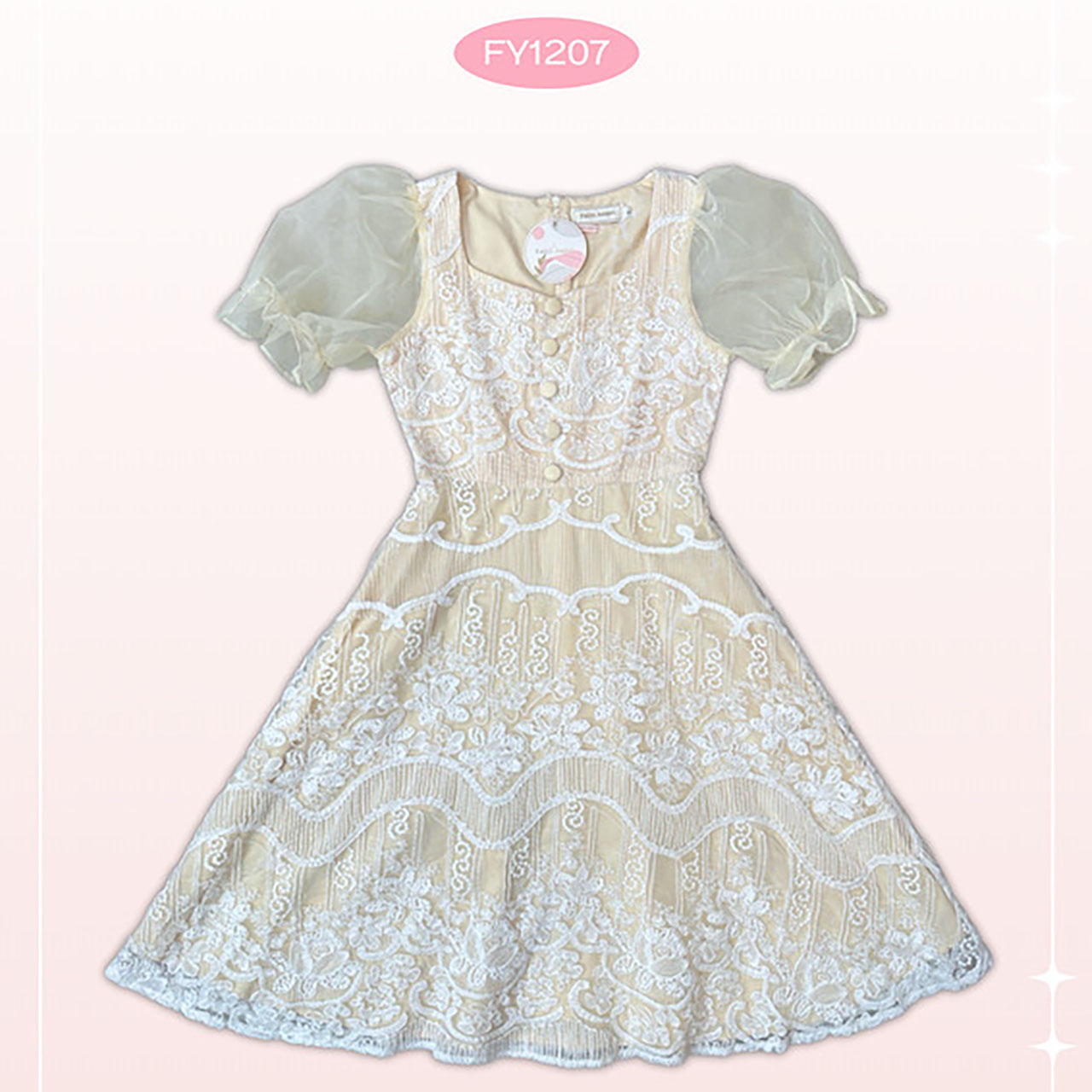 kudapy เดรสสั้นสีชมพู/สีครีม เดรสลูกไม้แขนตุ๊กตา แต่งกระดุมที่อก ผ้าใส่สบายสวยดูดี