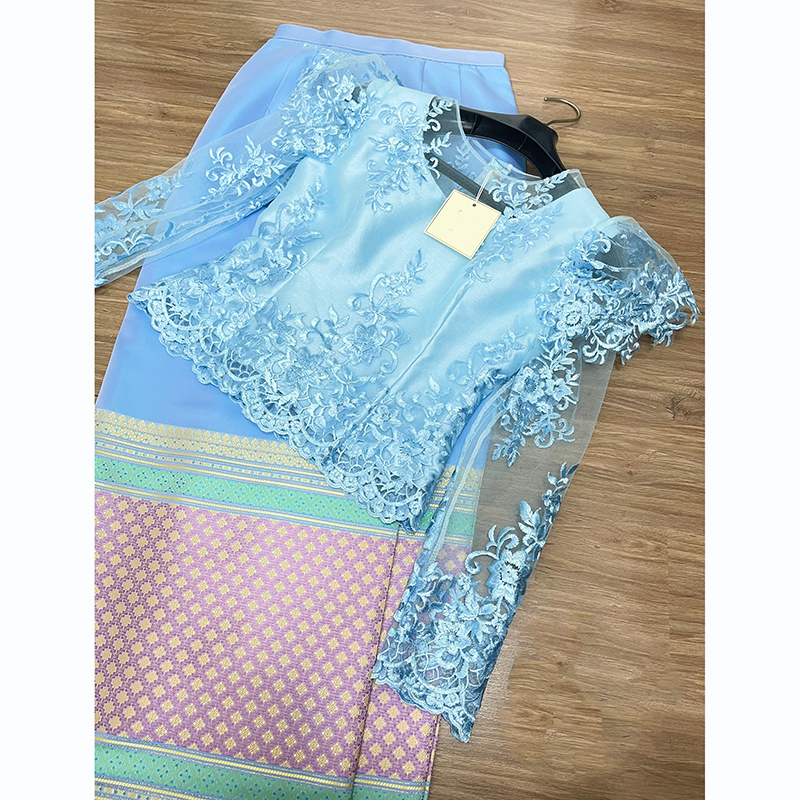 kudapy ชุดเซ็ทเสื้อลูกไม้แขนยาวสีฟ้า ซับในผ้าไหมอัดกาว+าถุงสำเร็จรูป ผ้าไหมทอเครื่อง อัดกาว ซิปหลัง เย็บแบบ ป้ายทบผ้า