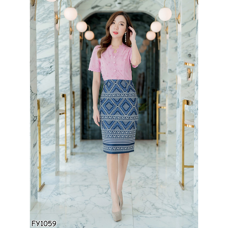 kudapy เดรสสั้นผ้าไทยสีขาว/สีชมพู เสื้อลูกไม้คอวีหยักแขนหยัก+กระโปงลายไทย ใส่สบายสวยดูดีน่ารักๆ