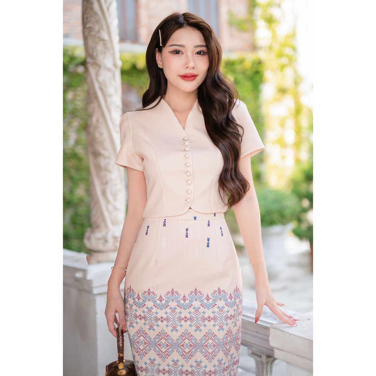 kudapy Set 2 ชิ้น (เสื้อ+กระโปรงยาว) งานผ้าโพลีเอสเตอร์งานพิมพ์ลาย เนื้อผ้าอัดกาว เสื้อคอวี แต่งกระดุมหลอก