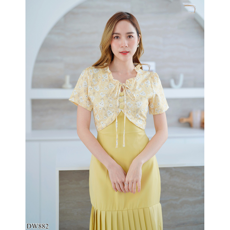 kudapy เดรสสั้นสีเหลือง/สีชมพู ลายดอกชายอัดพลีทอกผูกเชือก