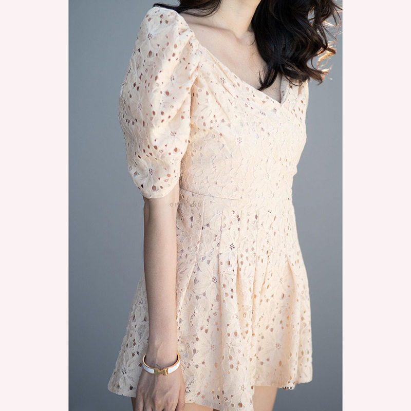 kudapy จั้มสูทขาสั้นสีครีม/สีขาว ด้วยผ้าลูกไม้ เป็นทรงจั้มสั้น งานน่ารัก มีซับให้ทั้งชุด สามารถใส่เป็นปาดไหล่ก็ได้