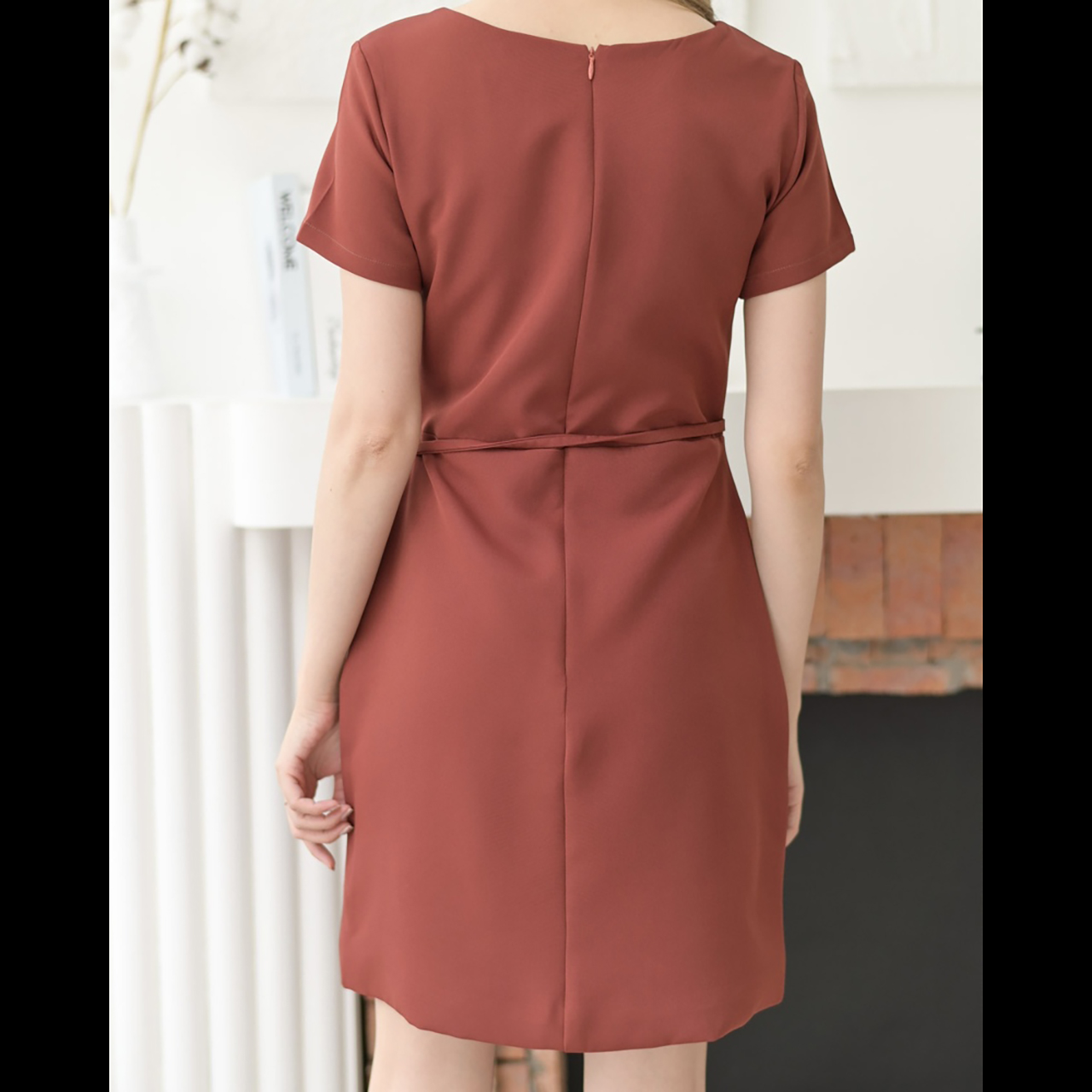 kudapy เดรสสั้นสีโอรส/สีน้ำตาลแดง ไขว้กิโมโนแขนสั้น เข้ารูปเอว ผ้าเนื้อหนานุ่ม ใส่สบาย เย็บกลับซับในทั้งตัว มีโบว์ให้ผูกรอบเอวเพิ่มความคิ้วท์