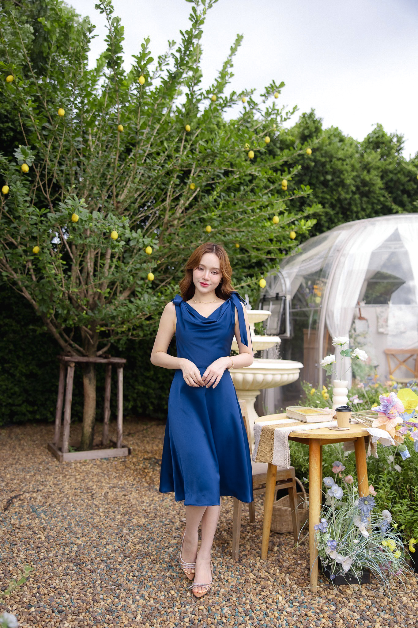 kudapy เดรสสั้นสีชมพู/สีแชมเปญ/สีกรม เพิ่มความหวานสไตล์สสาวพาสเทลด้วยสายโบว์ ช่วงกระโปรงทรงสวิงพริ้วสวยเล่นแสงเล่นไฟ