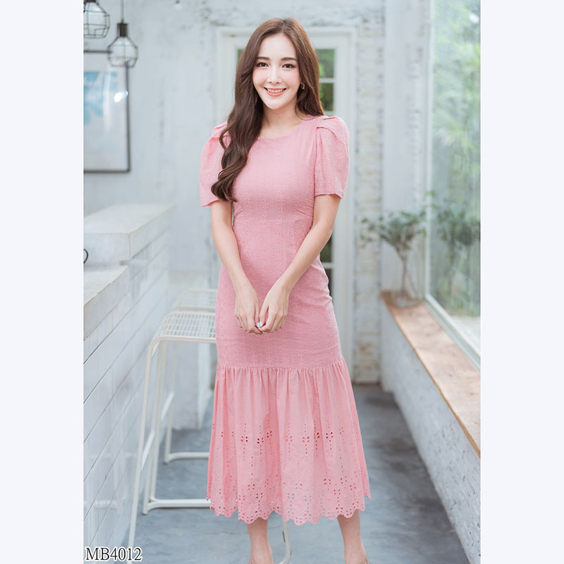 kudapy เดรสยาวคอกว้างสีชมพู แขนพองจั้มจับจีบ ผ้าฉลุเกาหลีสวยน่ารักดูดีมากๆ