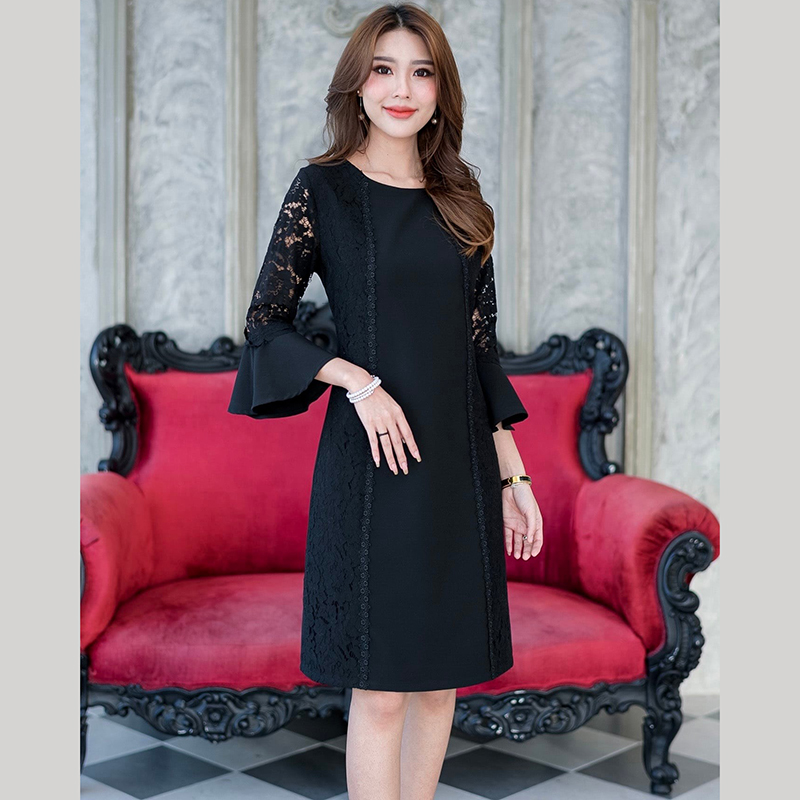 kudapy เดรสสั้นคอกลมแต่งลูกไม้สีชมพู,สีดำ,สีเทาฟ้า ด้านข้างตัวเดรสและแต่งคาดด้วยลูกไม้เส้นลายดอกไม้จนถึงปลายกระโปรง และช่วงแขนก็เป็นลูกไม้ค่ะ