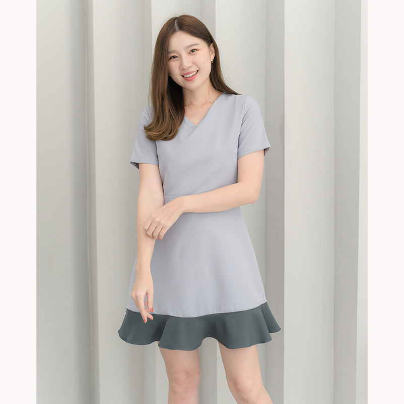 kudapy เดรสสั้นสีชมพูเข้ม/สีเทาฟ้า คอแหลมแต่งระบายชาย จัดแมทช์คู่สีโดนๆ ทรงสวยเข้ารูป งานเย็บกลับซับใน