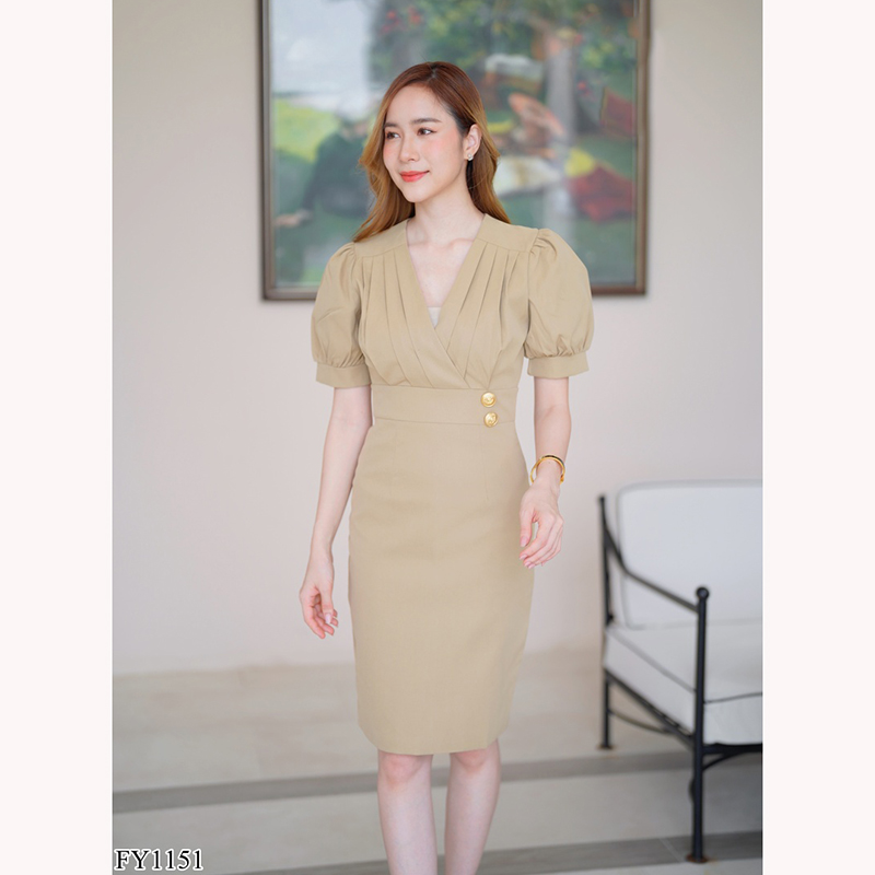 kudapy เดรสสั้นสีน้ำตาล คอวี จีบอกเอวแต่งกระดุมหน้าสวยดูดี