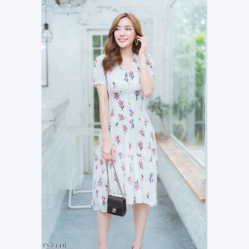 kudapy เดรสยาวสีชมพู,ขาว แต่งกระดุมลายดอกสวยดูดี