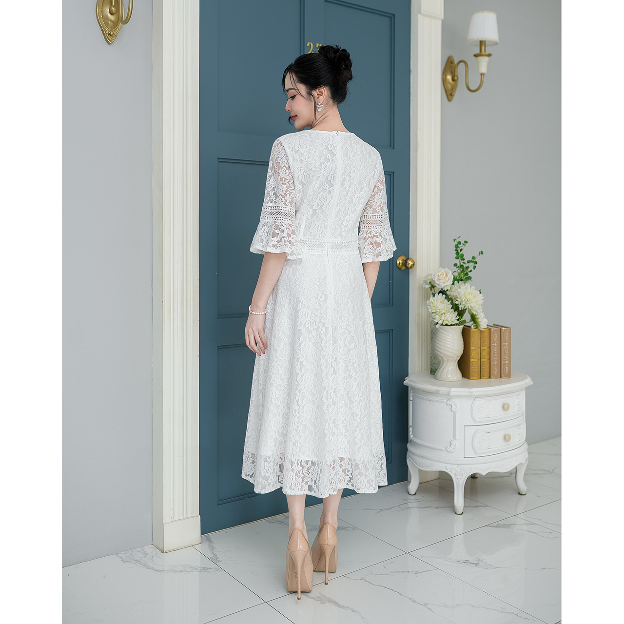 kudapy เดรสยาว ผ้าลูกไม้ลายดอก ดีไซน์แต่งคาดด้วยลูกไม้ช่วงเอว มีซับในทั้งชุด แต่งซิปหลัง