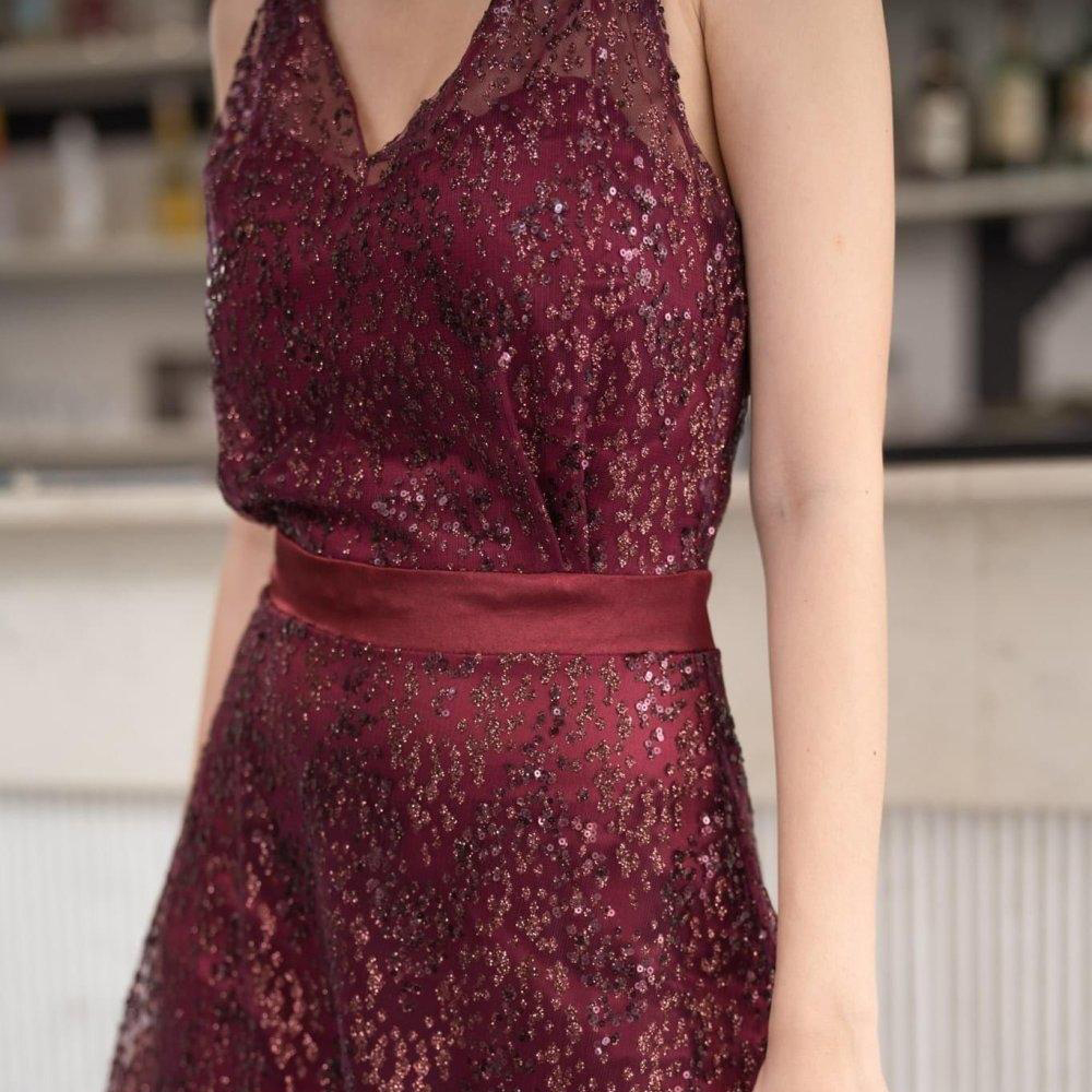 kudapy maxi เดรสยาวสายเดี่ยวสีแดง/กรมท่า แต่งเลเยอร์ชายกระโปรง ผ้าติดกริสเตอร์วิบวับมาก ทรงระบาย มีซับในอย่างดี ใส่สวยมากค่ะรุ่นนี้