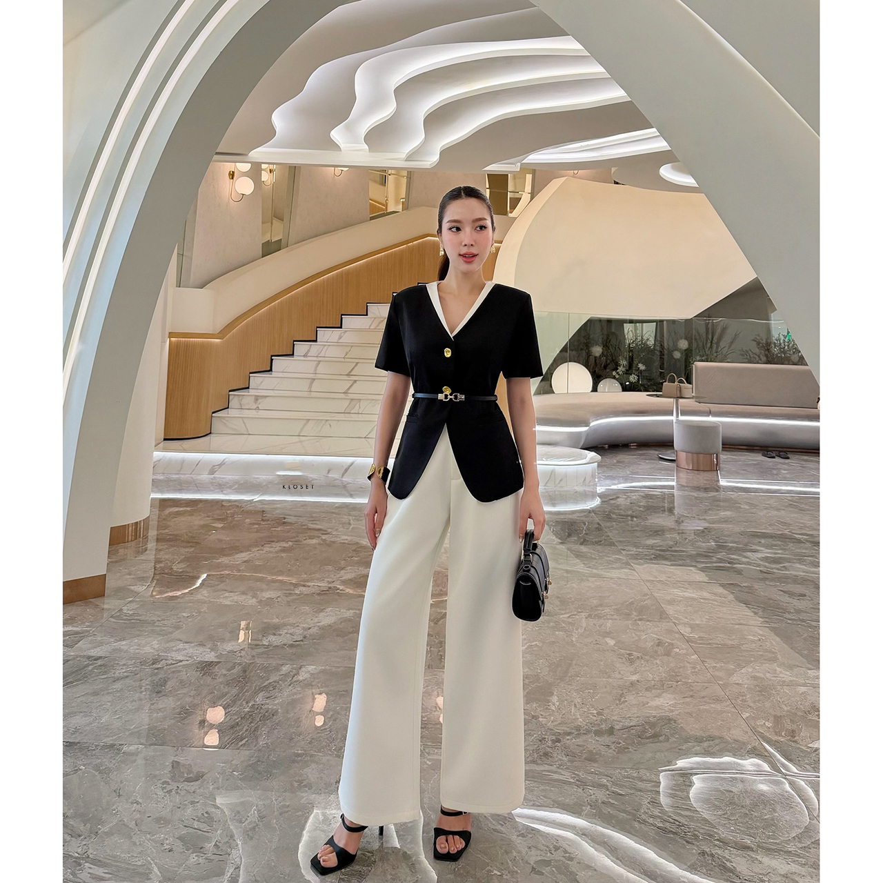 kudapy ชุดทำงานลุคเรียบหรู สไตล์มินิมอล พร้อมดีเทลคอวีเข้ารูปช่วยให้ช่วงคอดูยาวและเรียว