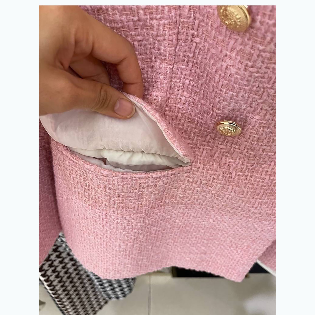 kudapy เสื้อสูทสีชมพู ผ้าพรีเมี่ยมทวิตสีสวย เป็นผ้าสั่งตัดอย่างดี ทรงสวย over size กระดุมทอง มีซับในทั้งตัว กระเป๋าจริง