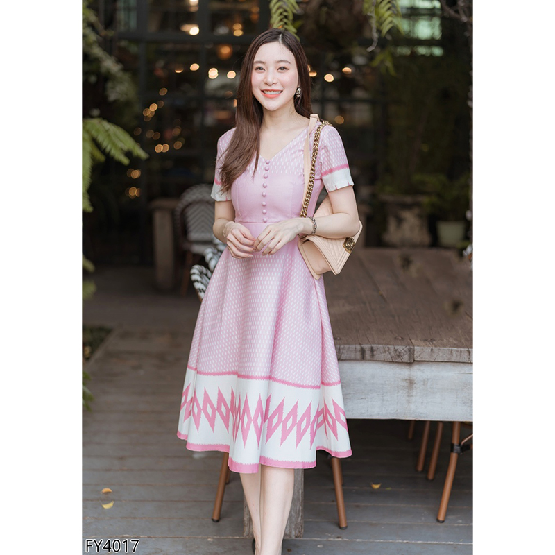 kudapy เดรสสั้นผ้าไทยแขนสั้นคอวีกระดุมหน้าสีแดง/สีชมพู กระโปรงบานผ้าไทย