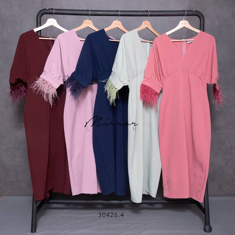 kudapy เดรสยาวสีเขียว/สีกรม/สีแดงเลือดหมู/สีชมพู ขนนกทรงเรียบง่าย แต่สวย แพทเทรินช่วงบนเป็นทรงค้าวคาว คอวี แขนกระปุกประมาณศอก สวยละมุนด้วยขนนกที่ปลายแขน ช่วงล่างเป็นกระโปรงทรงสอบ