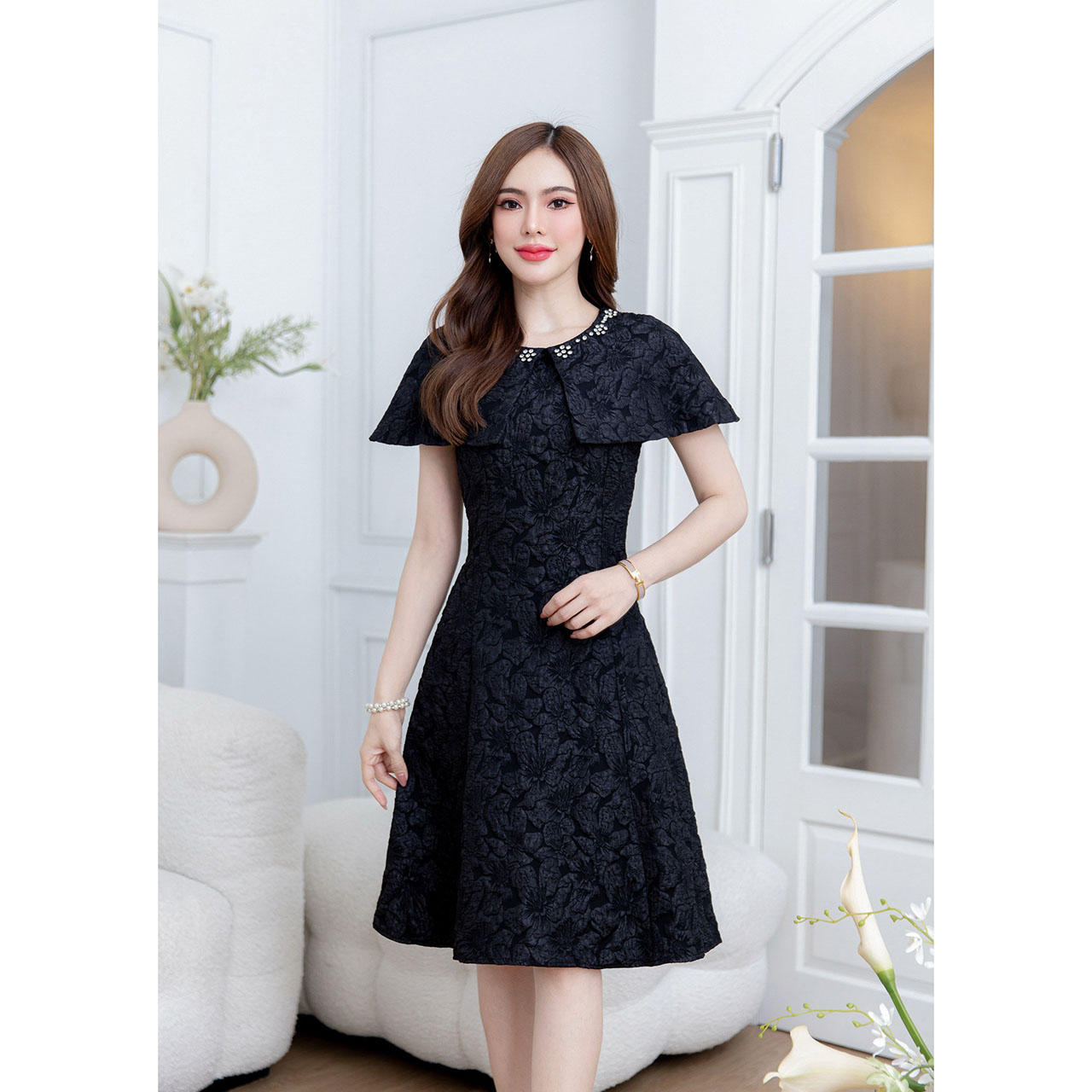 kudapy เดรสผ้าแจ็คกาด สวยหรู มีดีเทลตอกเพชรช่วงคอ เป็นทรงคลุมไหล่