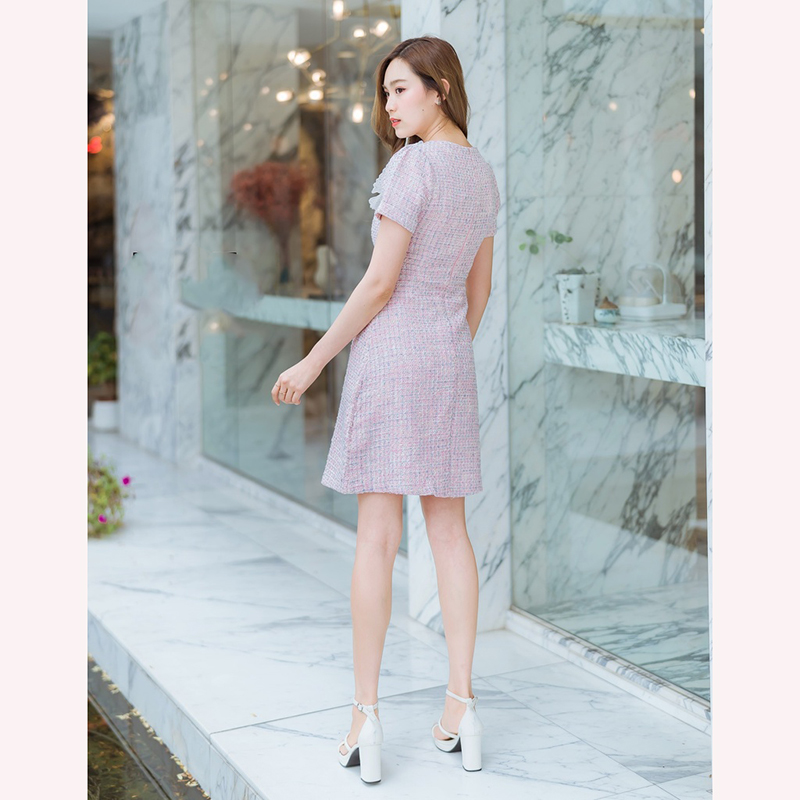 kudapy เดรสสั้นสีขาว/สีชมพู/สีฟ้า ผ้าชาแนลปกลูกไม้ สวยน่ารักใส่สบายตัว