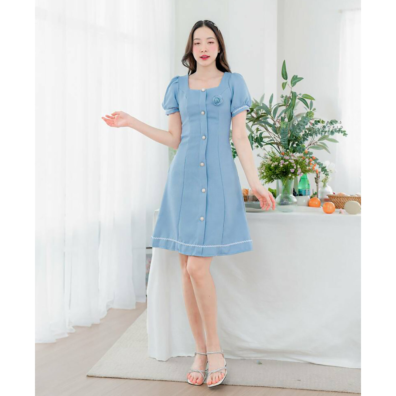 kudapy เดรสสั้นสีฟ้า/สีขาว/สีชมพู แขนตุ๊กตาดอกไม้ติดอก