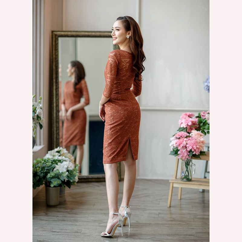 kudapy เดรสสั้นสีกรม/สีน้ำตาล ผ้าลูกไม้ลายดอกไม้สลับลายขวาง คอปาด แขนสี่ส่วน กระโปรงเข้ารูปทรงสอบ สวยแพงคลาสสิคสุดๆ