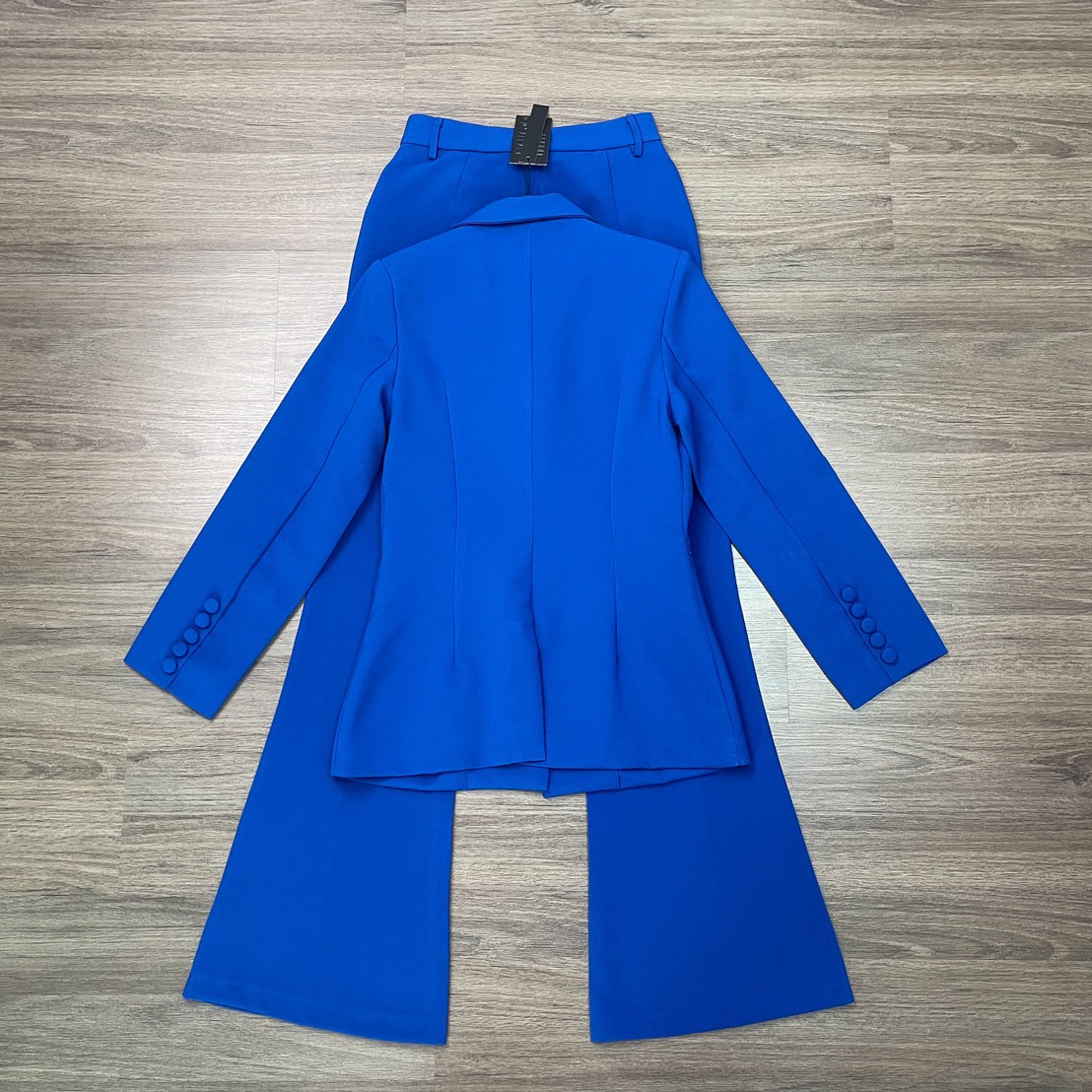 kudapy setsuit เสื้อ+กางเกง ตัวเสื้อออกแบบให้มีกระดุมปั้มผ้าเดียวกับสูท 1 เม็ดติดได้จริง กระเป๋าจริง มีซับในทั้งตัว