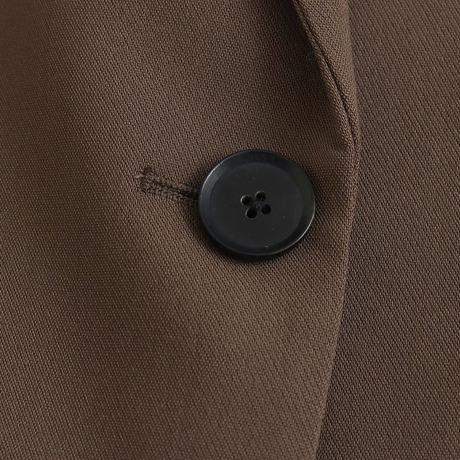 kudapy (เฉพาะเสื้อ)เสื้อสูทสีน้ำตาลเข้มมาแล้วว สีที่ทุกคนตามหา ผ้าดี ใส่สบาย เป็นทรง oversize กระเป๋าจริง มีซับในทั้งตัวเลยค่า