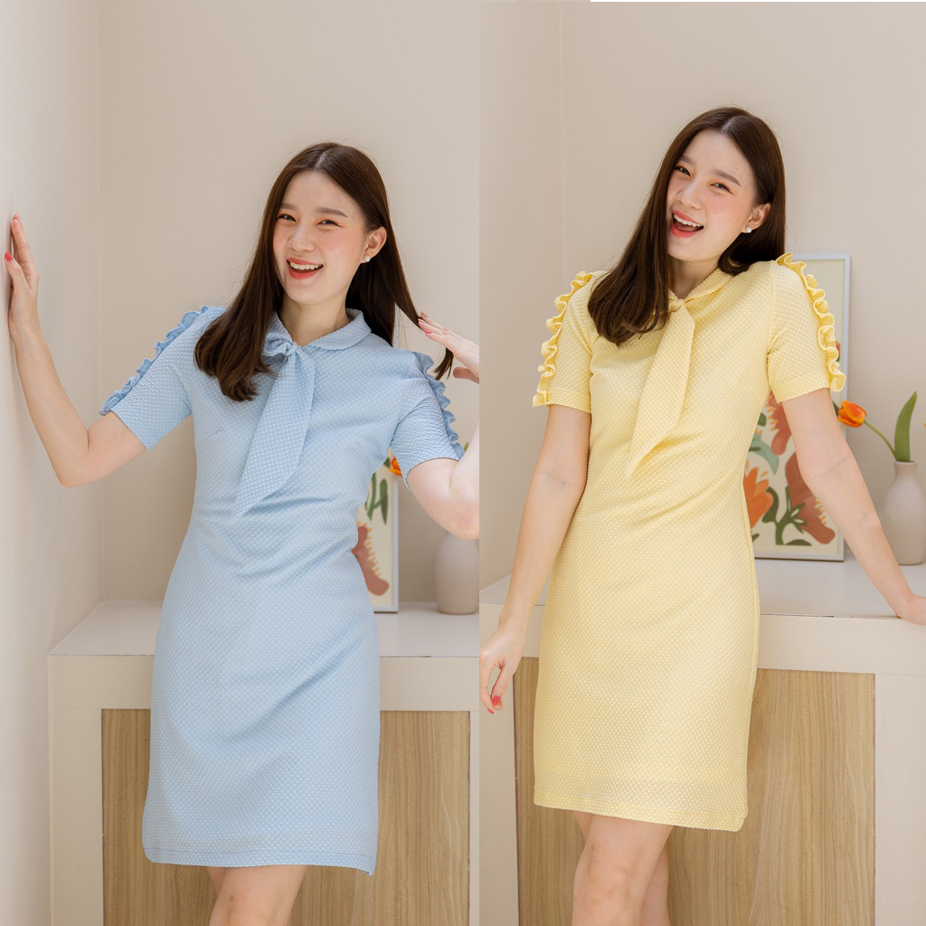 kudapy เดรสสั้นคอกลมสีฟ้า สีเหลือง ผ้าป๊อบคอร์น คอบัว เล่นดีเทลเย็บสอดทรงเนคไท ช่วงแขนแต่งระบายจับจีบ กระโปรงทรงเอ ซิปหลัง