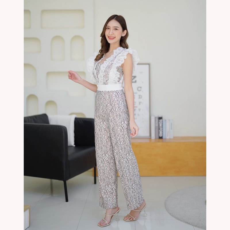 kudapy จั๊มสูทขายาวสีขาว ลูกไม้แขนกุดระบาย