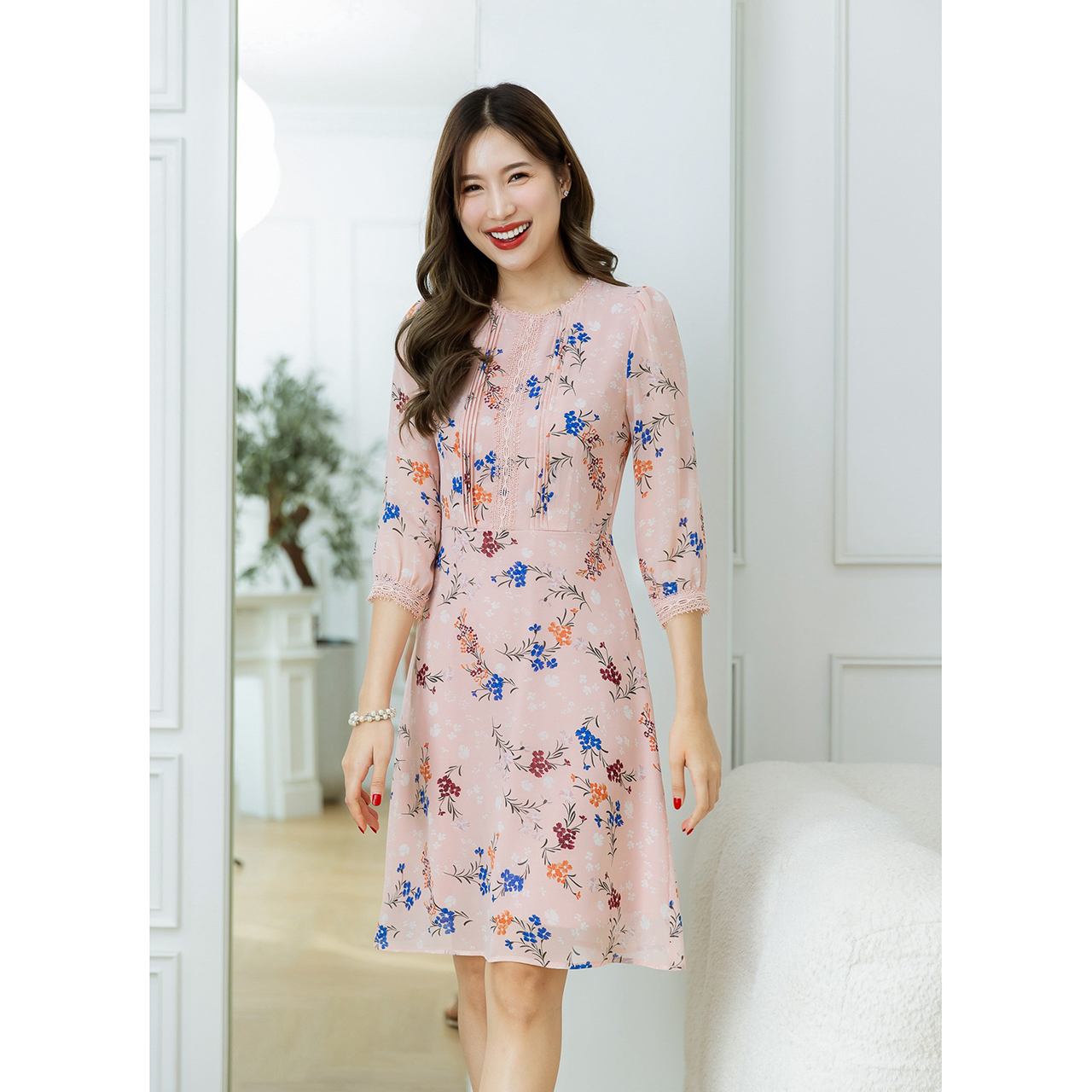 kudapy เดรสสั้นสีฟ้า/สีชมพู ชีฟองลายดอก ผ้าลายดอกสวยละมุน มีดีเทล ตีเกล็ดและแต่งลูกไม้ช่วงอก แขน และรอบคอ