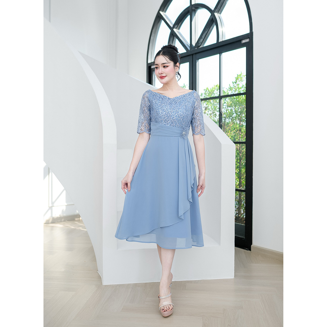 kudapyเดรสลูกไม้ทอผสมดิ้นแต่งเลื่อม งานเดรสออกงานรุ่นสวยหวาน ช่วงกระโปรงเป็นงานผ้าชีฟอง ตีเกร็ดช่วงเอวและแต่งดอกไม้